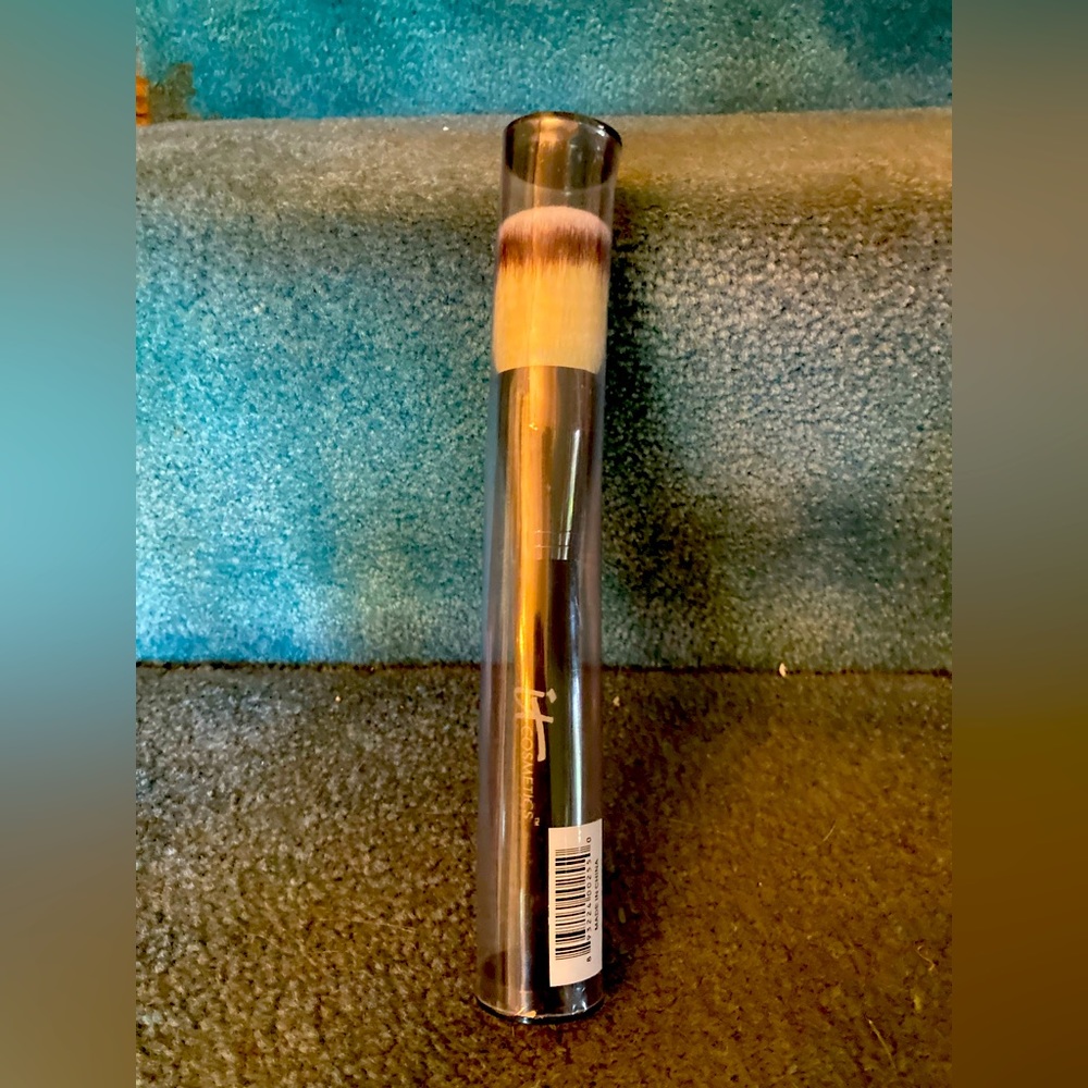 IT COSMETICS 9” Powder Brush NWT
